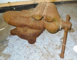 Wilton Tool Corp No 4 vise, jaws are rusted shut. Stands about 15