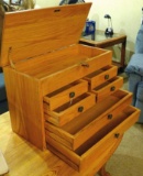 Beautiful oak chest with locking top measures 23