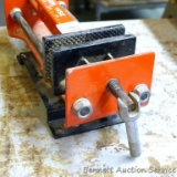 Swiveling Speedy bench vise has 4