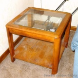 Nice end table with glass insert measures 2' x 2' x 20
