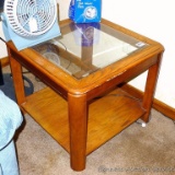 Nice end table with glass insert measures 2' x 2' x 20