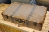 Nice vintage suitcase measures 23