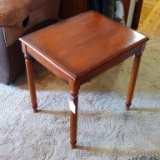 Nice little end table measures 21