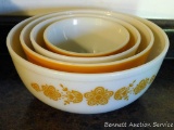 Nesting set of four Pyrex mixing bowls in good condition. Largest is approx. 10-1/2