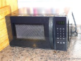Nice smaller sized microwave measures 17
