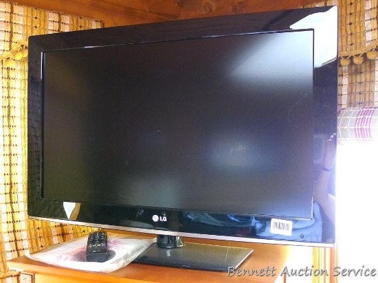 LG 32" LCD TV model 32LD350-UB with remote and owner's manual.