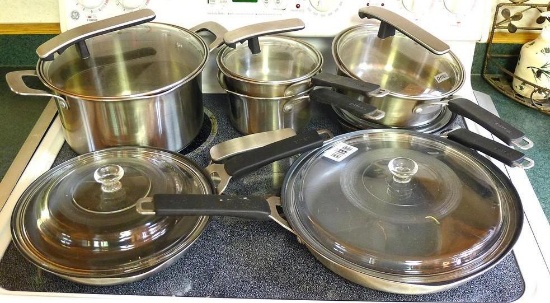 Set of Pyrex kettles and frying pans includes 1 qt. up to 6 qt. All have lids.