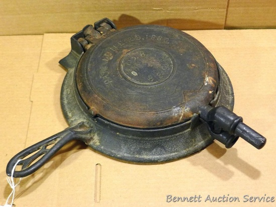 Vintage Griswold No. 8 waffle iron. Has some rust but I'm otherwise good condition. Measures 10 in.