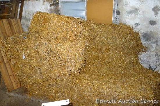 Approx. 20 bales of straw. Each approx. 3'.