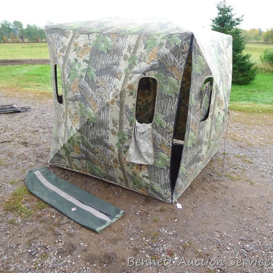 Nice Realtree collapsible hunting blind made by I.C.E. Blinds. Measures about 75" x 75" x 68" high.