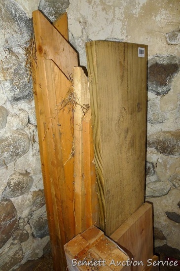 Several 1-1/2" thick planks, more. Tallest is 52". Bundled posts are 25" high.