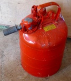 Metal gas tote was made by Underwriters Laboratories Inc. and is 19