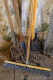 Nice floor broom has 24