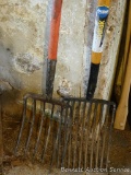 Six tine fork with fiberglass handle is 67