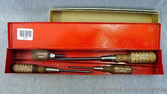 Nice 4 pc. set of Irwin phillips screw drivers 1-1/2" to 6" in metal tool tray 16" long.