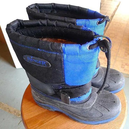 Ranger winter boots size 4 with Thermolite liners.