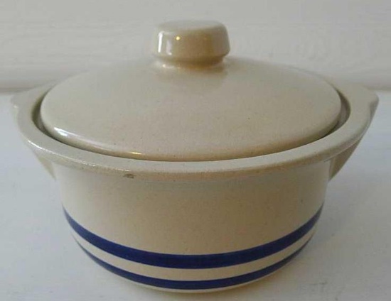 Roseville 1-1/2 qt. baking dish with lid. One small spot in base ring looks like it was originally