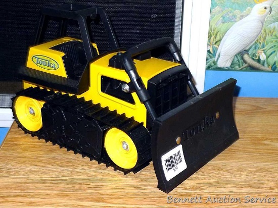 Tonka metal/plastic bulldozer is 6-1/2" x 13" x 7".