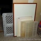 Plastic door gate expands from 25