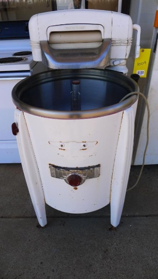Vintage Speed Queen De Luxe wringer washing machine is about 24" x 24" x 48" high. Turns on.