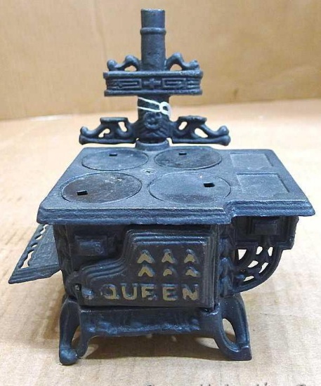 Little cast iron Queen cook stove stands only 6" at tallest point.