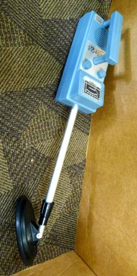 Selsi metal detector is Model 935 and comes with box. Extends to about 3' long. Does not turn on but