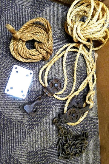 Fence stretcher pulley system and an extra coil of rope. Larger pulley block about 7" long.