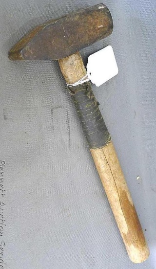 Cross Peen black smiths hammer with tight 16" handle. Nice head, fair to poor cracked handle.