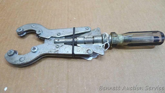 Adjustable pipe cutter opens to 2-1/2".