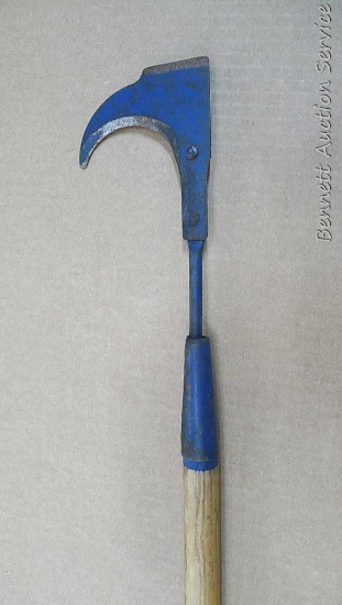 Nice weed cutter has blade on bottom and inside of hook. About 43" long, head is tight.