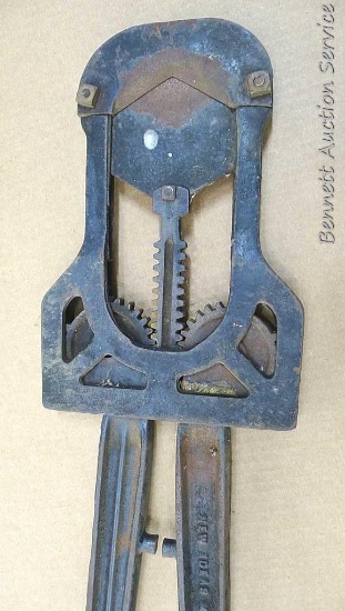 Antique lopper style cattle dehorner was made by New Ideas Mfg Co. Measures about 37" long.