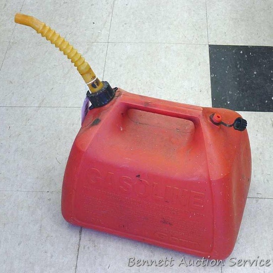 5 gal. gas tote with old style nozzle. Tote is in good condition and ready to use.