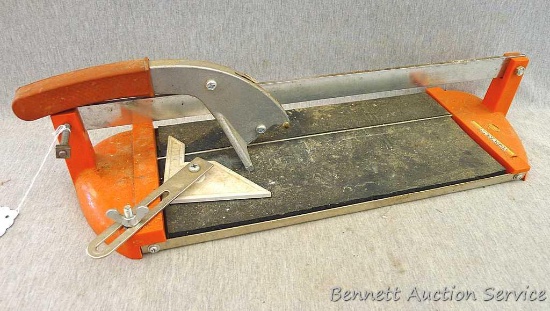 Nice super cutter/tile cutter. Tile cutter measures approx.. 19-1/2" x 6" x 6" and appears to be in