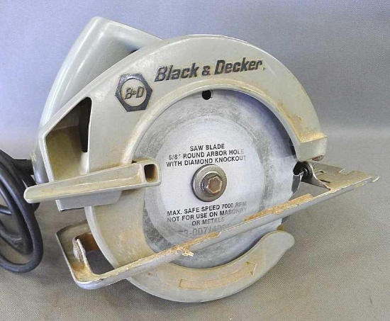 Black and Decker Circular saw no. 7381 with 7-1/4" blade. Saw measures approx.. 10-1/2" x 10" x 8",