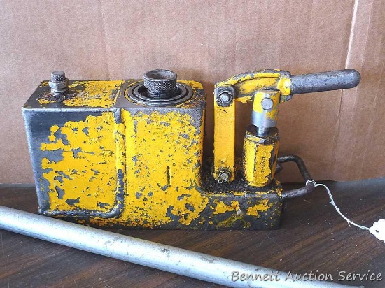 US Military issue 5 ton hydraulic jack raises and lowers comes replacement handle.