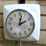 Vintage General Electric wall clock is approx. 8