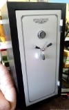 Stack-On Model GSXW-528 gun safe has space is in very good condition.