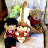 Neat basket holds teddy bears and a puppet, more. Bears incl Dan Dee, Bestever, more. Basket about