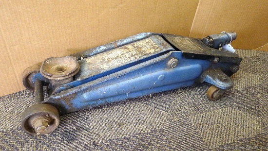 2 ton hydraulic floor jack raises and lowers, but is missing handle.