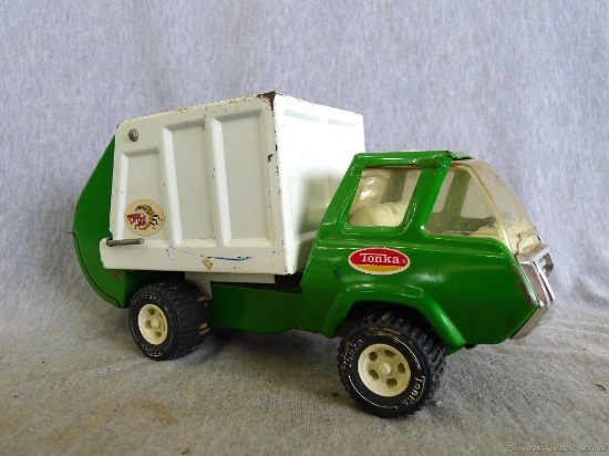 Tonka Litter Bug garbage truck is 10" long and in good condition.
