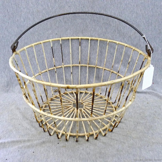 Nice metal wired basket. Some paint chips but in good condition, measures 14'' dia x 7'' deep