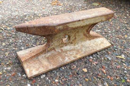Road Rail bench anvil with a 3'' by 11'' face and a 4'' horn