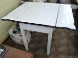 Wonderful enamel topped kitchen table with extendable leaves and drawer. Table measures approx. 40