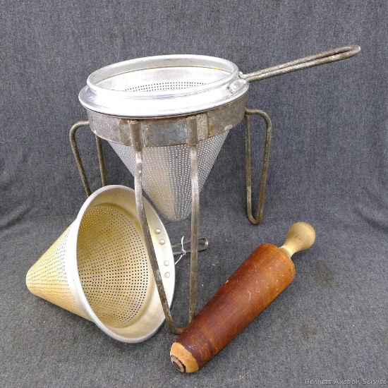 Sturdy juicer, reamer, sieve, food mill or whatever you want to call it comes with wooden reamer and