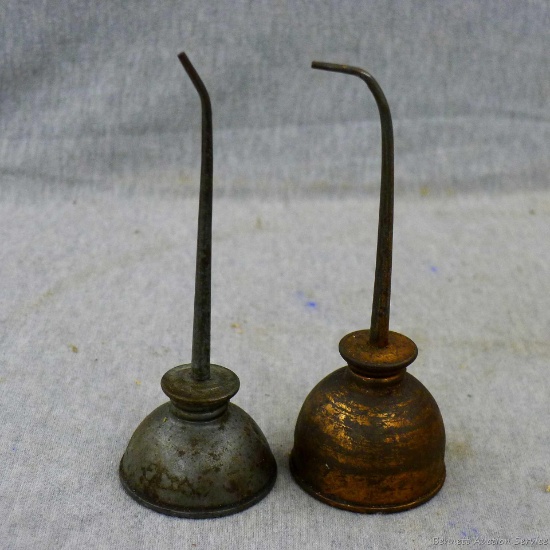Pair of cute little oil cans, great for the small jobs. Both around 5" tall and in good condition.