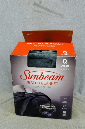 Sunbeam Queen sized velvet plush heated blanket. Has personalized heat settings, blanket is in