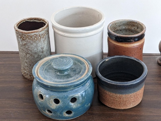 Five stoneware pottery pieces up to 5". Pretty pieces, three larger would be cute to hold pens in.