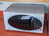 Kenmore Quick Touch microwave works and measures 19
