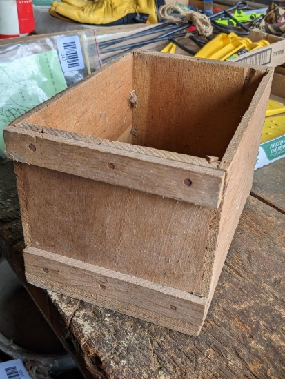 Cute little wooden box measuring 7"x10"x6"