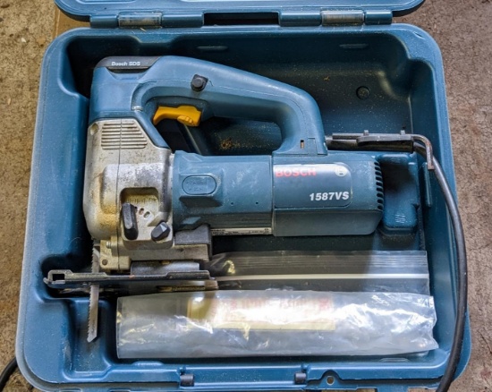Bosch 1587VS scroll saw with hard case, extra blades. Saw runs. Great set.